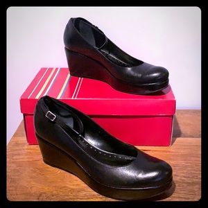 BCBGirls wedge solid toe black heels size 9M